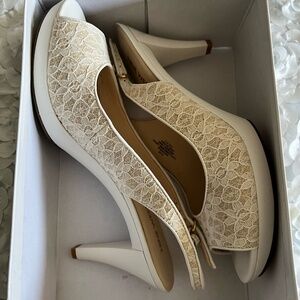 Nine West Elegant Cream Lace Heel W9.5